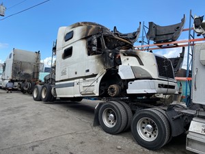 Salvage 2004 Volvo VNL - SV-253 ONE STOP PARTS