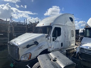 Salvage 2015 Freightliner Cascadia 125 - SV-327