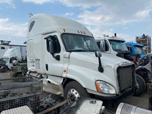 Salvage 2016 Freightliner Cascadia 125 - SV-280 ONE STOP PARTS