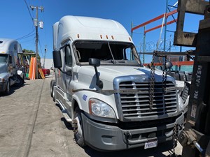 Salvage 2016 Freightliner Cascadia 125 - SV-285