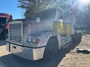 Salvage 1996 Freightliner FLD120 - 2033