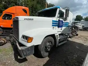 Salvage 1999 Freightliner FLD120 - 2121