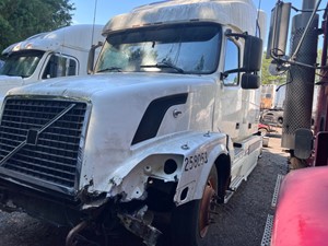Salvage 2004 Volvo VNL - 1605