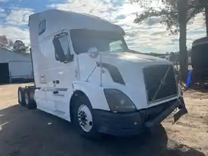 Salvage 2011 Volvo VNL - 2017