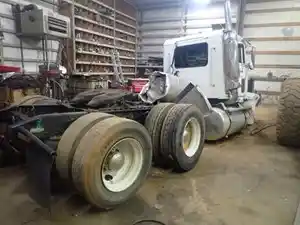 Salvage 1995 Freightliner FLD120 - TF028