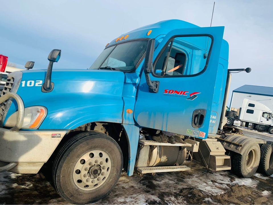 2013 Freightliner Cascadia 125 Truck for Parts for sale Edmonton