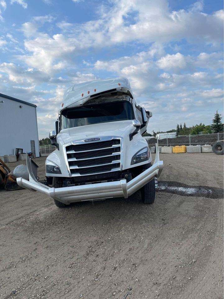 Salvage 2021 Freightliner Cascadia 126 Truck Tractor For Parts