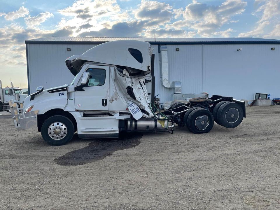Salvage 2021 Freightliner Cascadia 126 Truck Tractor For Parts