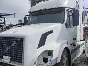 Salvage 2004 Volvo VNL - V-410