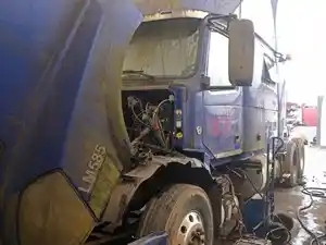 Salvage 2005 Volvo VNL - V-409