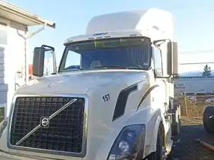 Salvage 2011 Volvo VNL - V-381