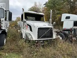 Salvage 2005 Volvo VNL - 239B