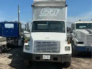 Salvage 2003 Freightliner FL70 - 323
