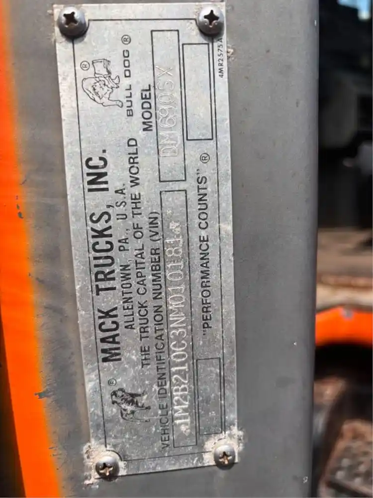 Salvage 1992 Mack DM690SX Truck Delivery For Parts