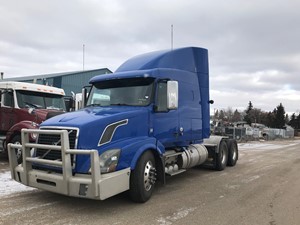 Salvage 2011 Volvo VNL - SV-374