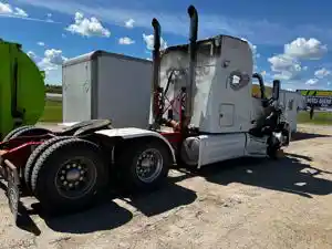 Salvage 2017 Peterbilt 579 - SV-662