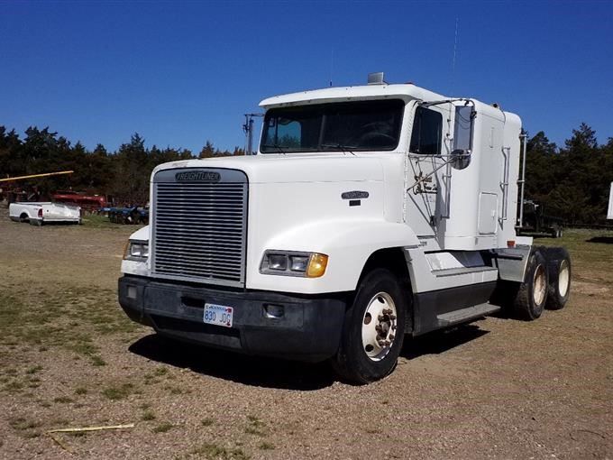 Salvage 1990 Freightliner FLD120 Truck Tractor 