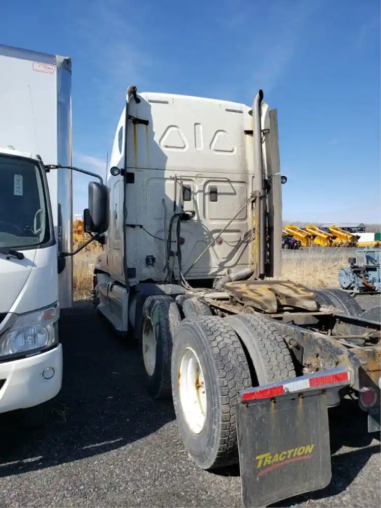 Salvage 2000 Freightliner FLD120 Truck Tractor 