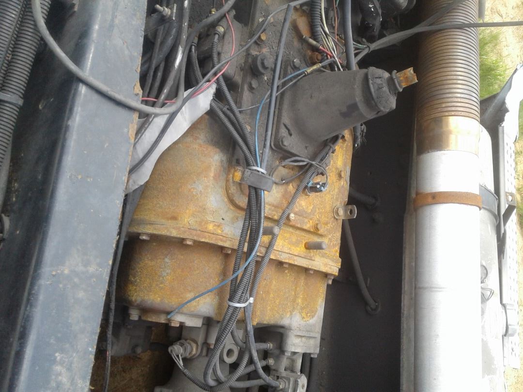 Image 2 of part 2000 International 9400I Truck for Parts