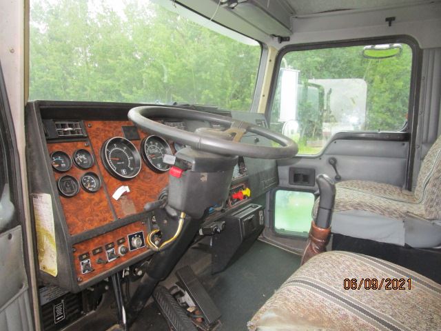 Image 10 of part 2001 Kenworth T800 Truck for Parts
