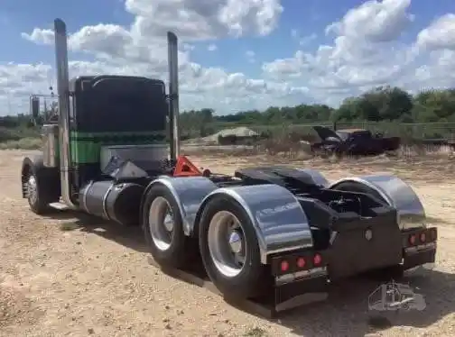 2001 Peterbilt 379 Truck for Parts