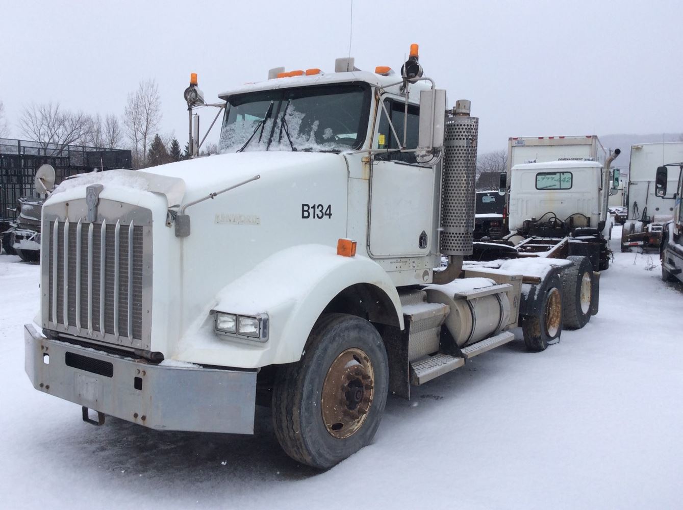 Salvage 2002 Kenworth T800 Truck Tractor 
