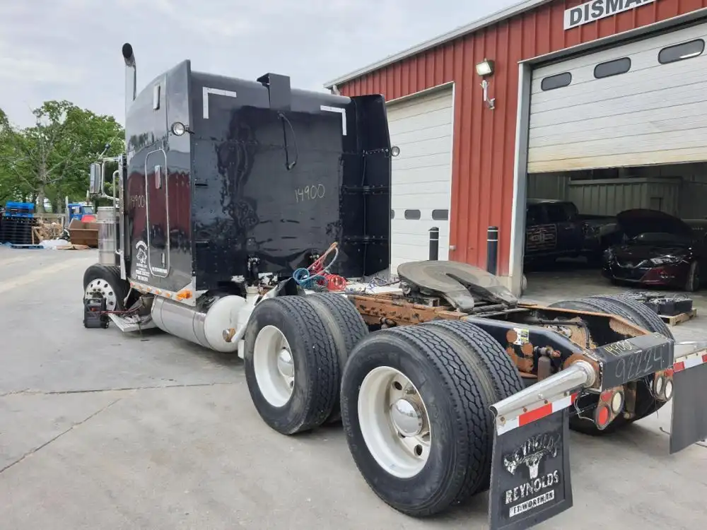 Image 2 of part 2007 Peterbilt 379 Truck for Parts