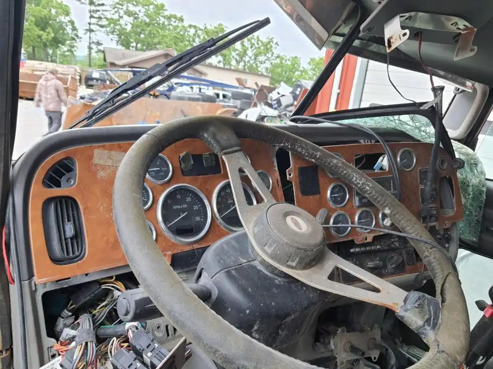 Image 7 of part 2007 Peterbilt 379 Truck for Parts