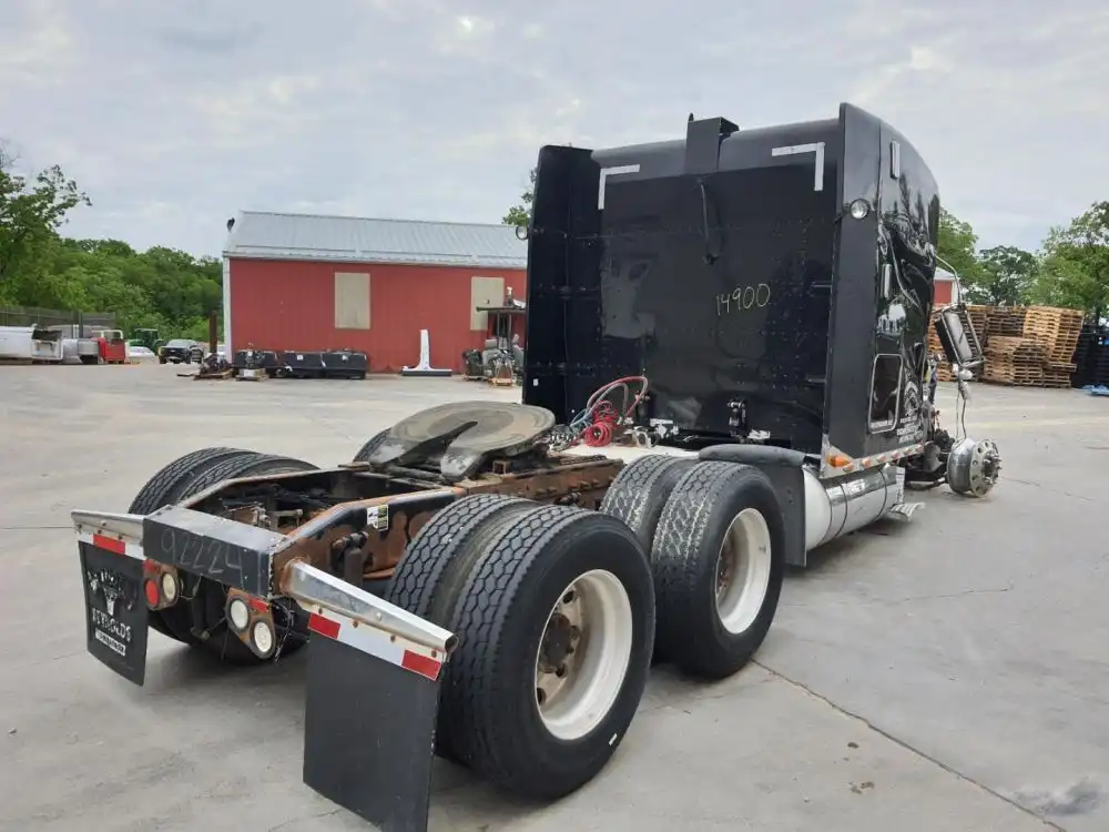 Image 3 of part 2007 Peterbilt 379 Truck for Parts
