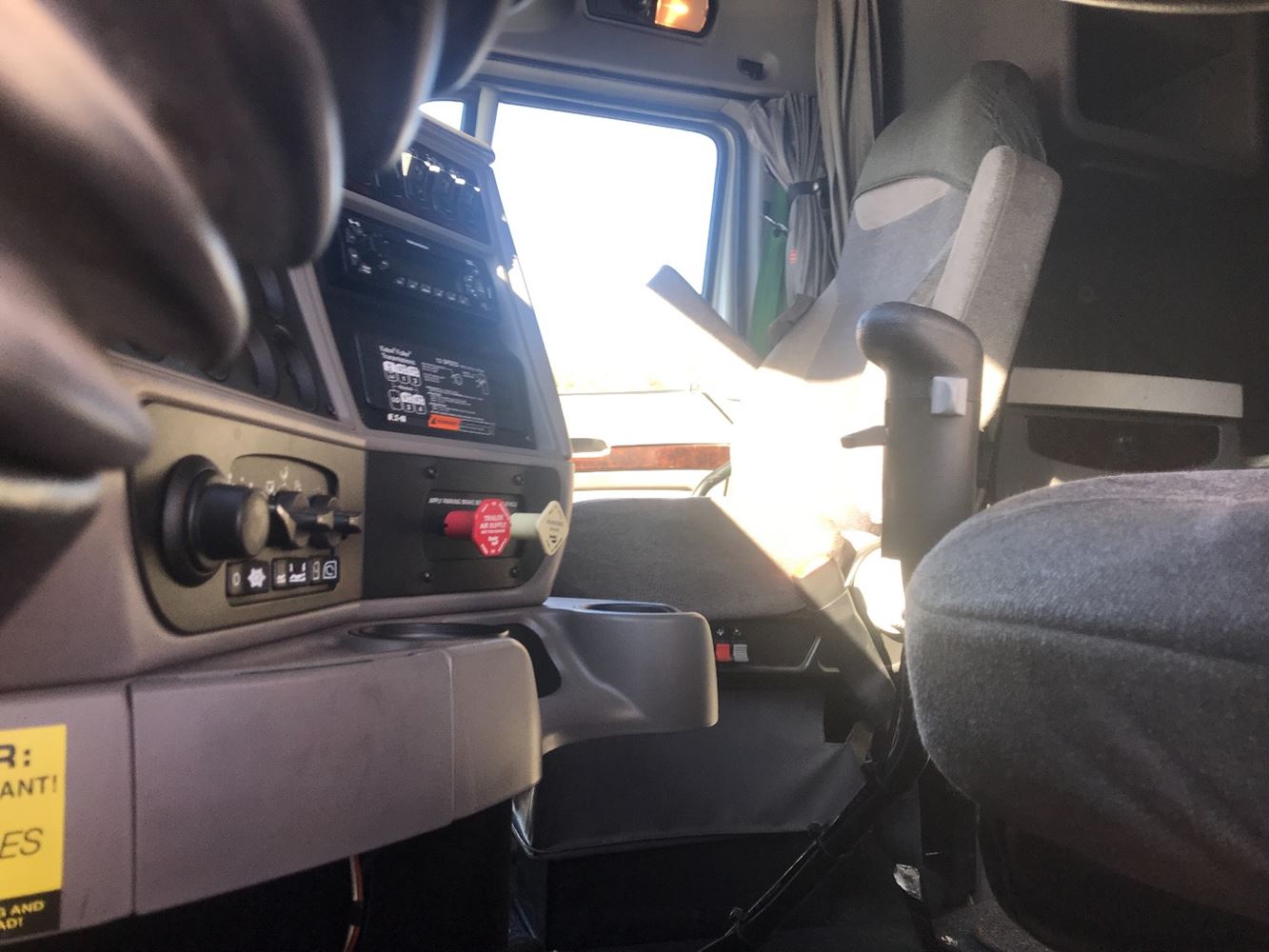 Used 2012 Kenworth T700 Truck Tractor  image 2