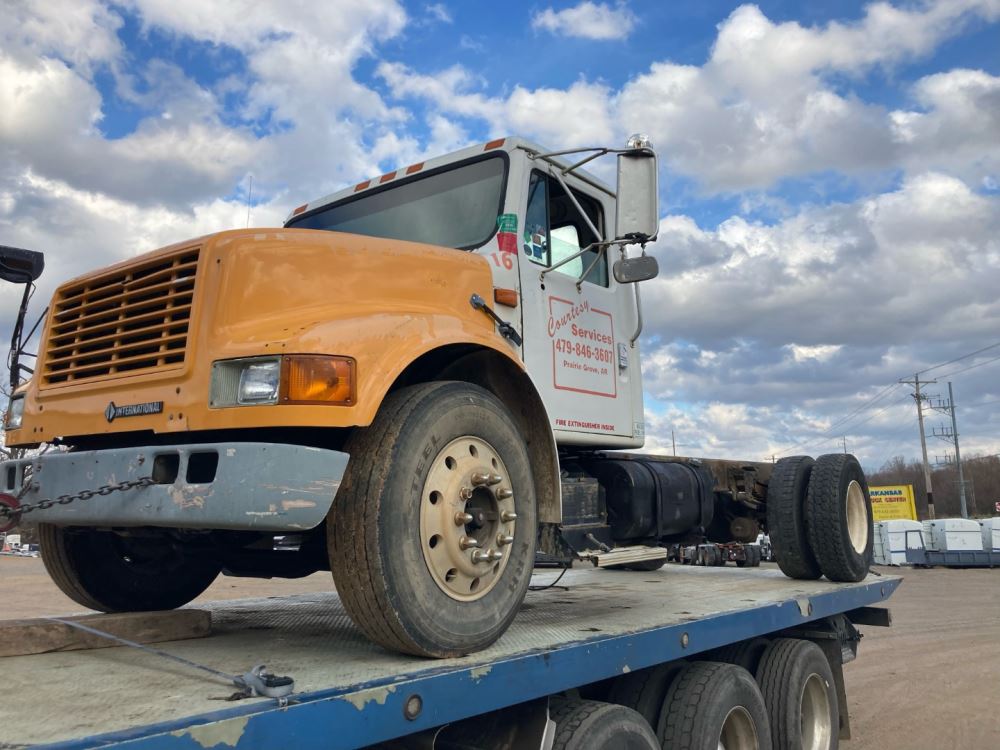 Salvage 2000 International 4700 Truck Delivery For Parts Alma