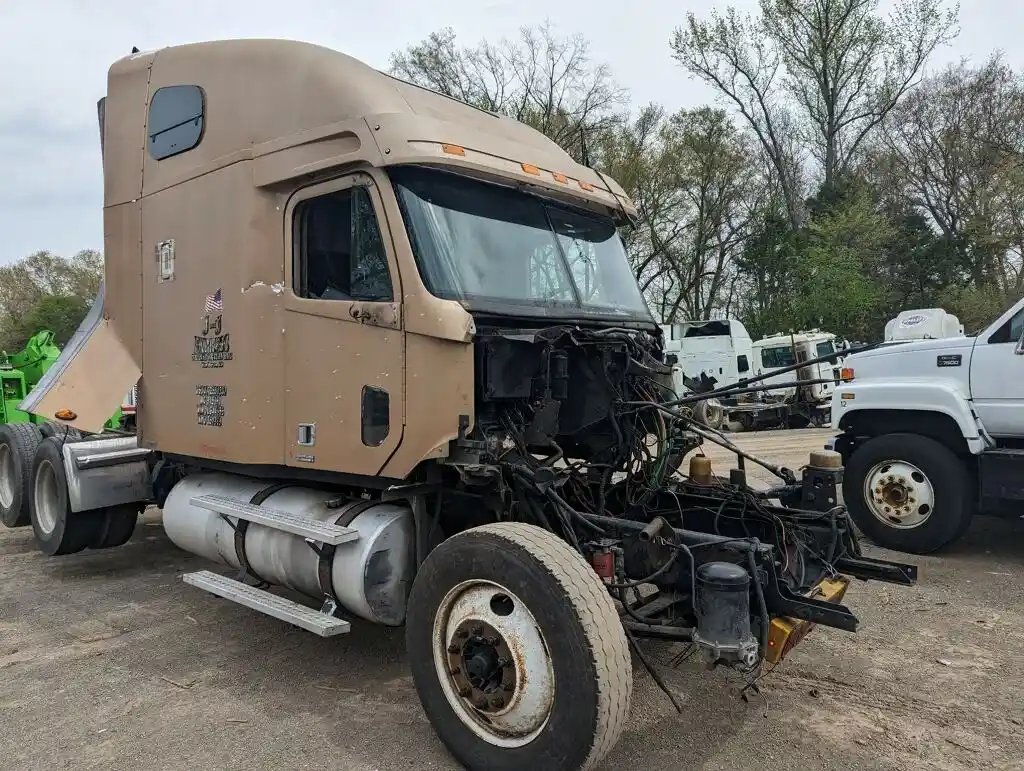 Salvage 2001 Freightliner CENTURY CLASS 120 Truck Tractor For Parts