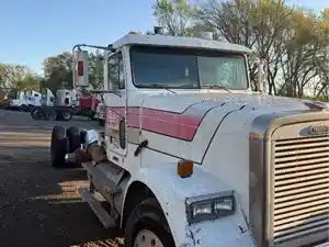 Salvage 2001 Freightliner FLD120SD - SV-1429