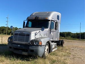 Salvage 2002 Freightliner ST120 - SV-639