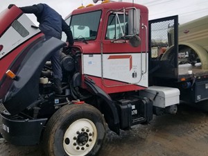 Salvage 2005 Peterbilt 330 - SV-131