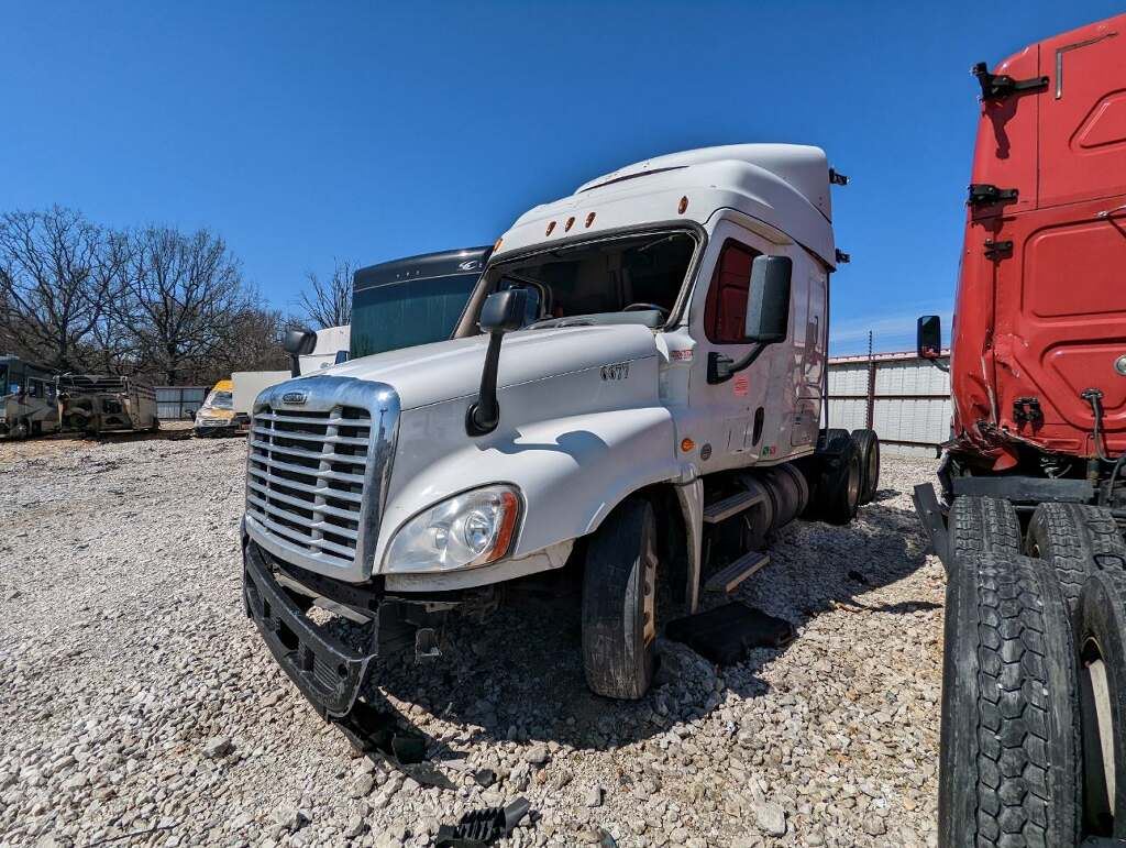 Salvage 2015 Freightliner Cascadia 125 Truck Tractor For Parts Alma