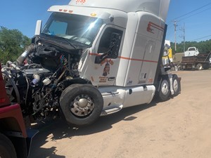 Salvage 2017 Peterbilt 579 - SV-390