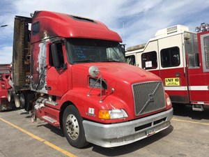 Salvage 2001 Volvo VNL - SV-1033