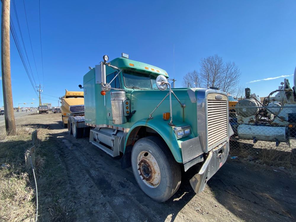 Salvage 2000 Freightliner FLD120 Truck Tractor For Parts Calgary