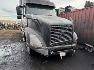 Salvage 2004 Volvo VNL - ETP1877