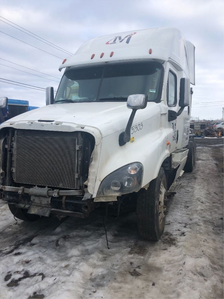 Salvage 2016 Freightliner Cascadia Sleeper For Parts Calgary, Alberta