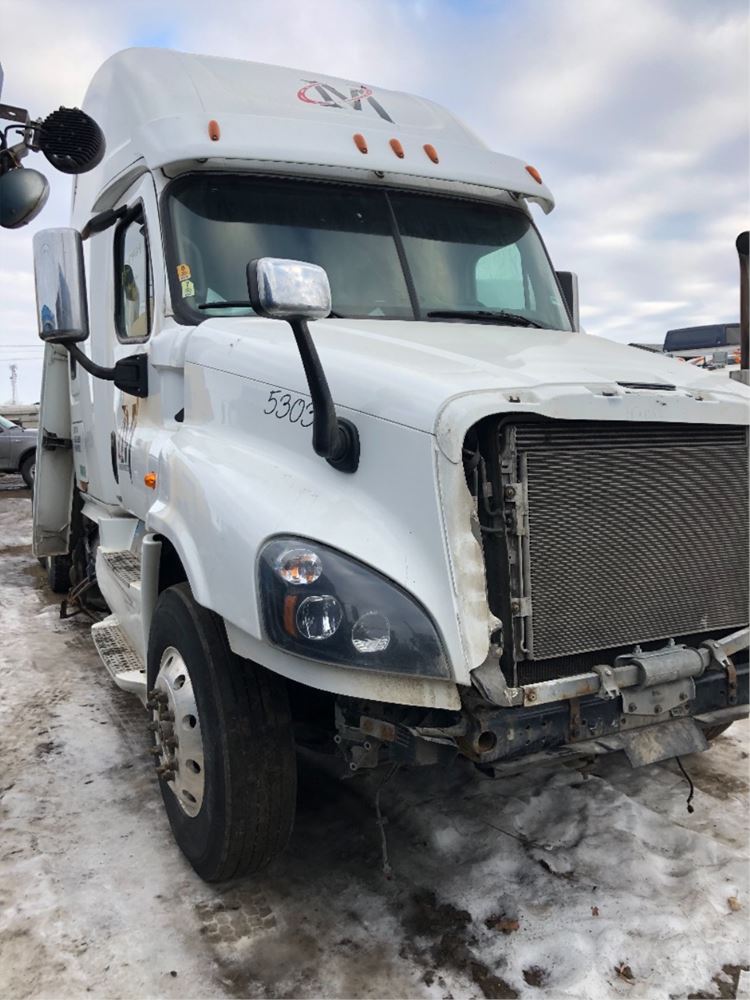 Salvage 2016 Freightliner Cascadia Sleeper For Parts Calgary, Alberta