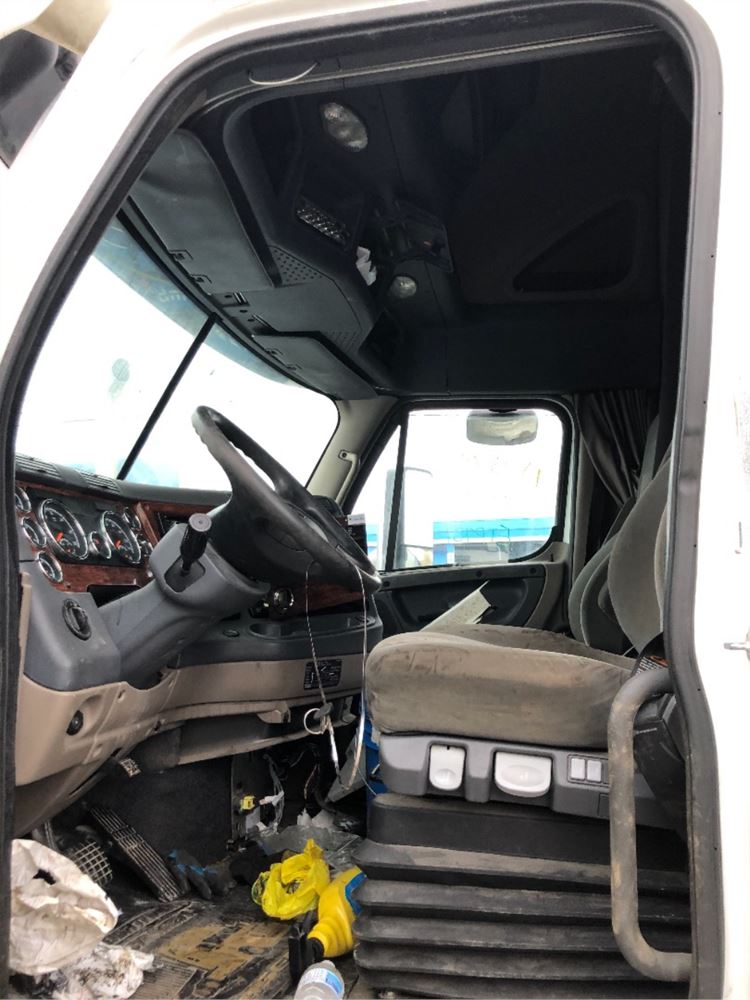 Salvage 2016 Freightliner Cascadia Sleeper For Parts Calgary, Alberta