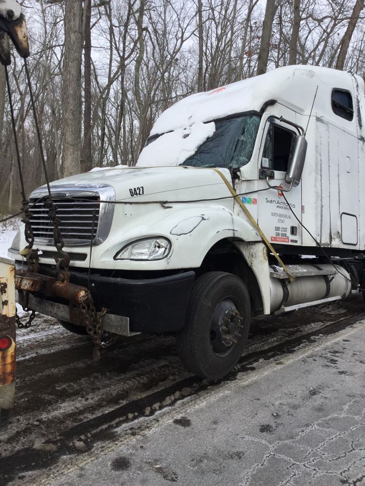 Salvage 2007 Freightliner COLUMBIA 120 Truck Tractor For Parts